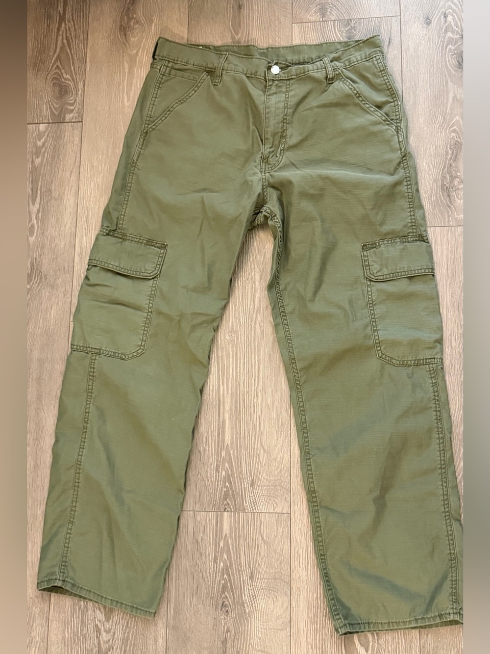 LEVI’S Men's Olive Cargo Pants - Casual Utility Style